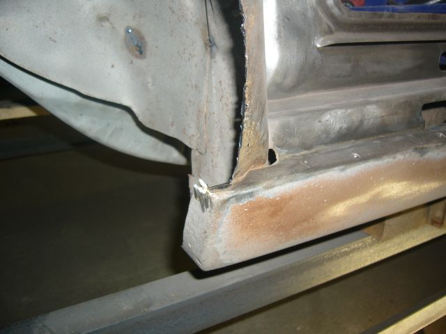 Faikun alkuoper�inen lokasuojan reunasta pala pois