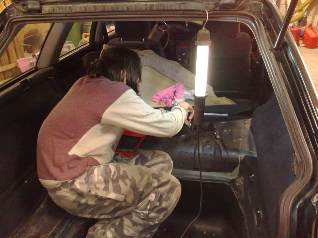 Jyk� ruuvaa bensaluukkua