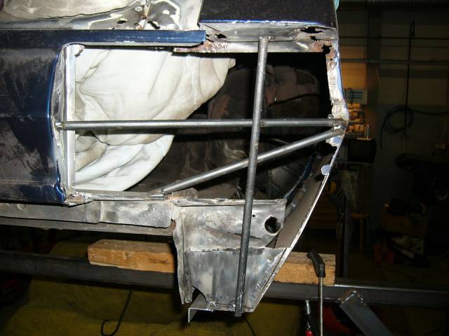 Oikea takalokasuoja tuettuna